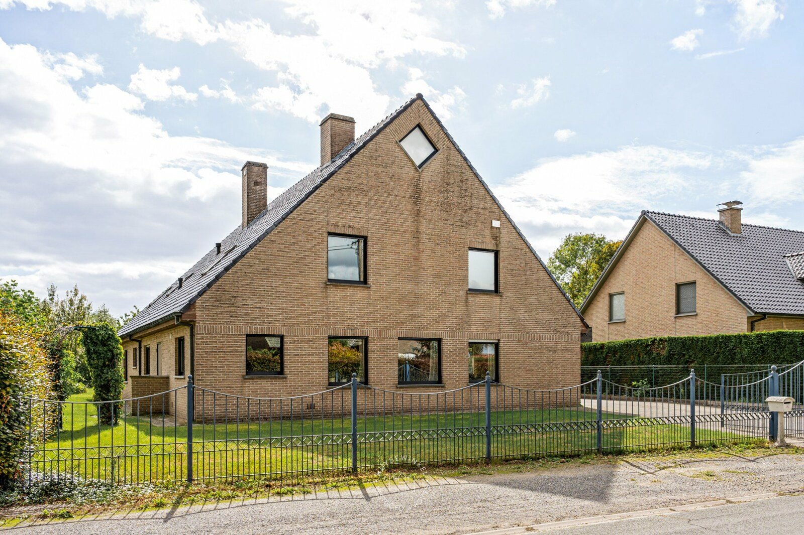 Huysewinkel | Polyvalente villa met bijgebouw te Beervelde