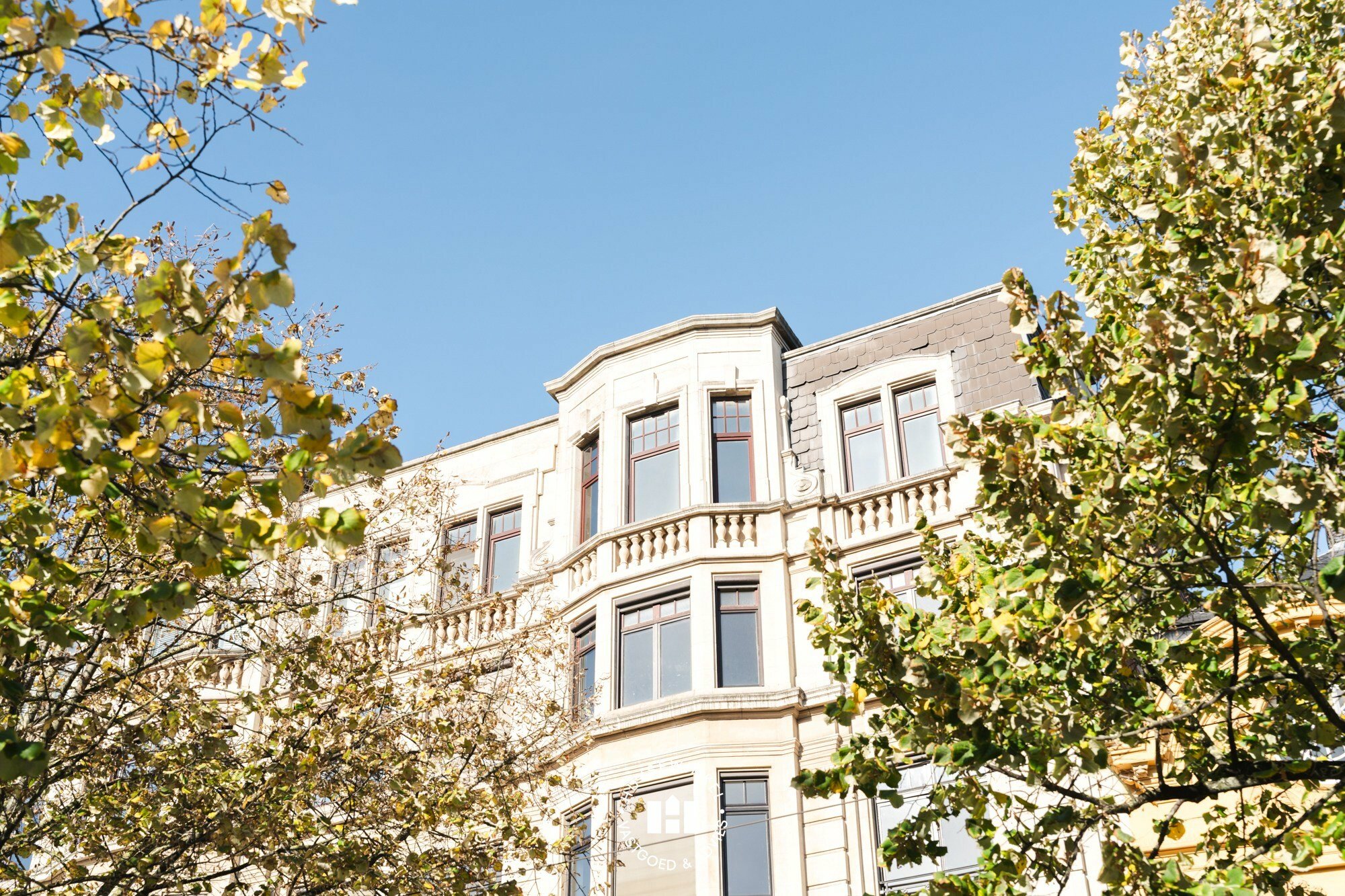 Te renoveren penthouse met riant zonneterras op de Kouter