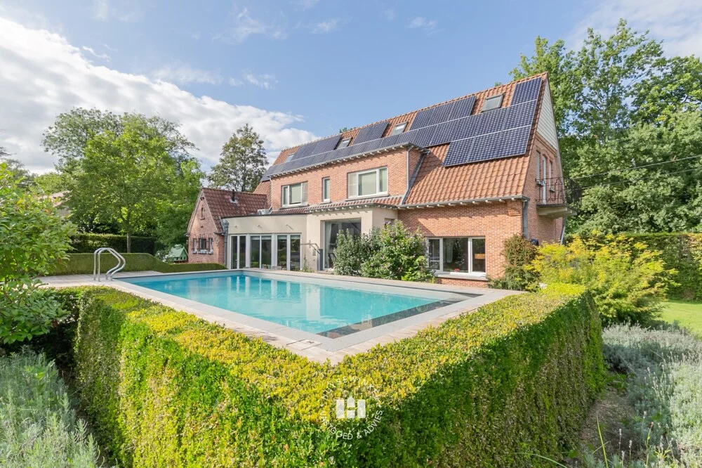Huysewinkel | Residentieel gelegen villa met buitenzwembad 