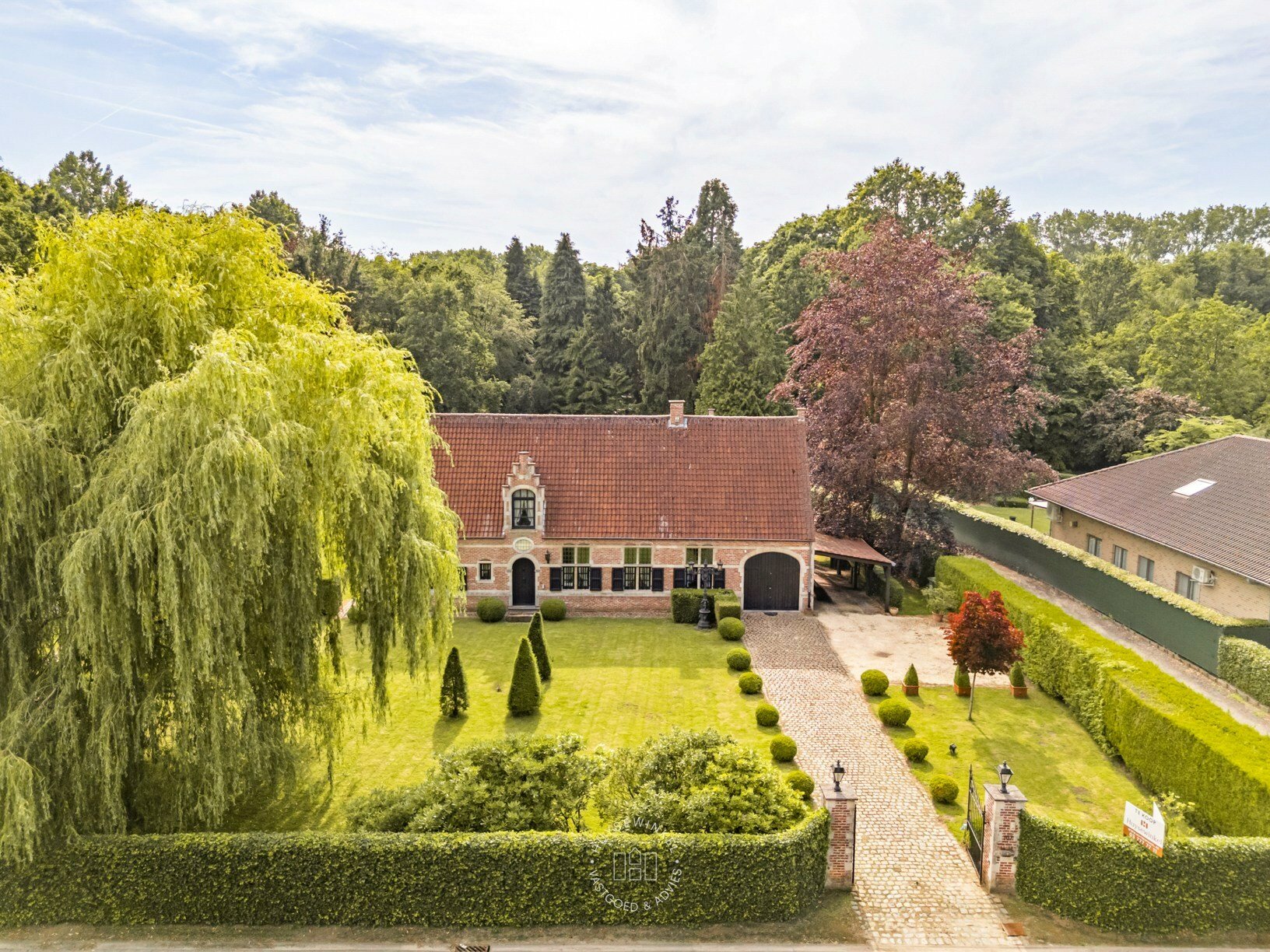 Karaktervolle villa met idyllische tuin en eindeloos potentieel