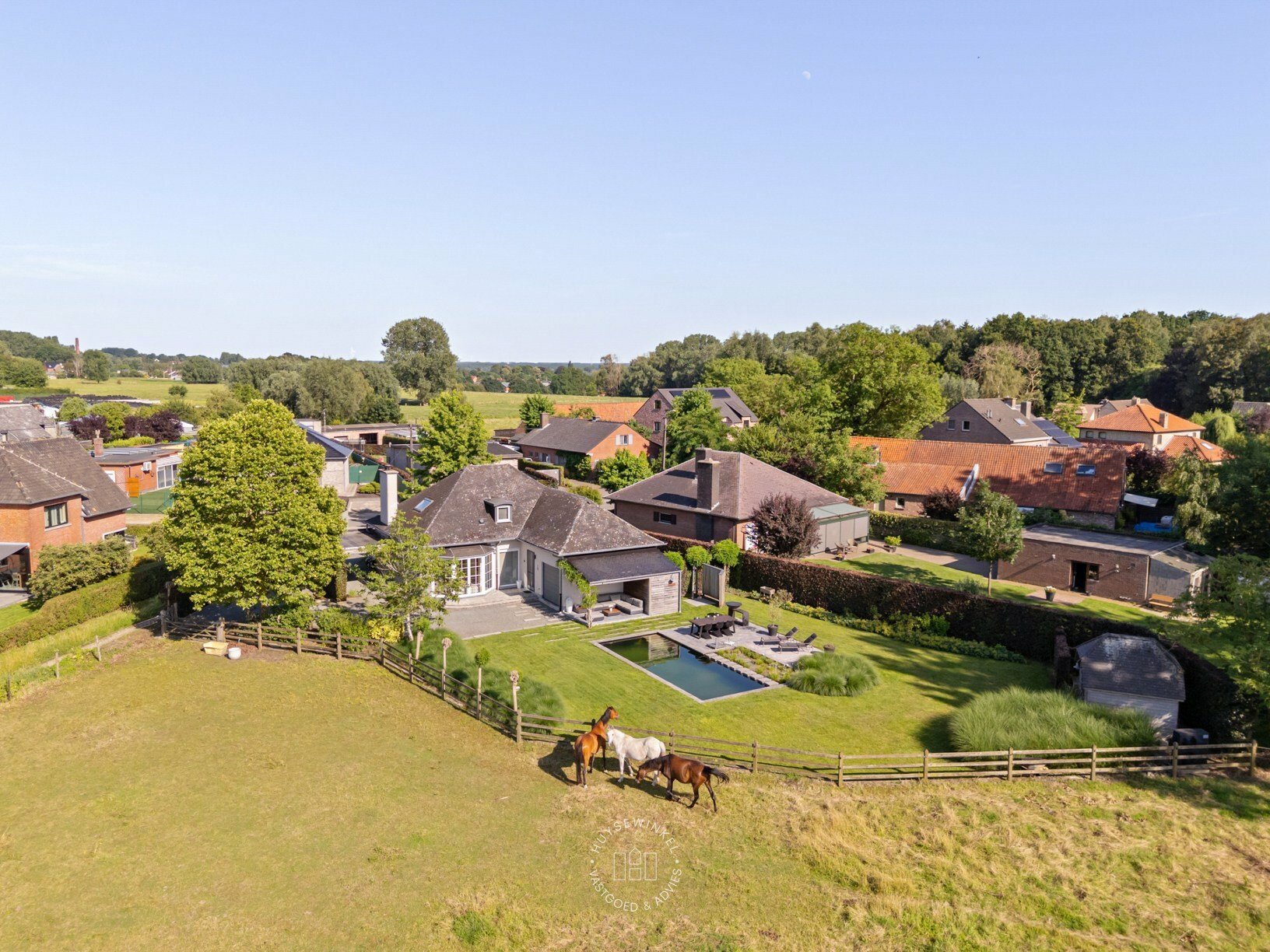 Landelijk gelegen villa met zwemvijver, weiland en prachtige verzichten
