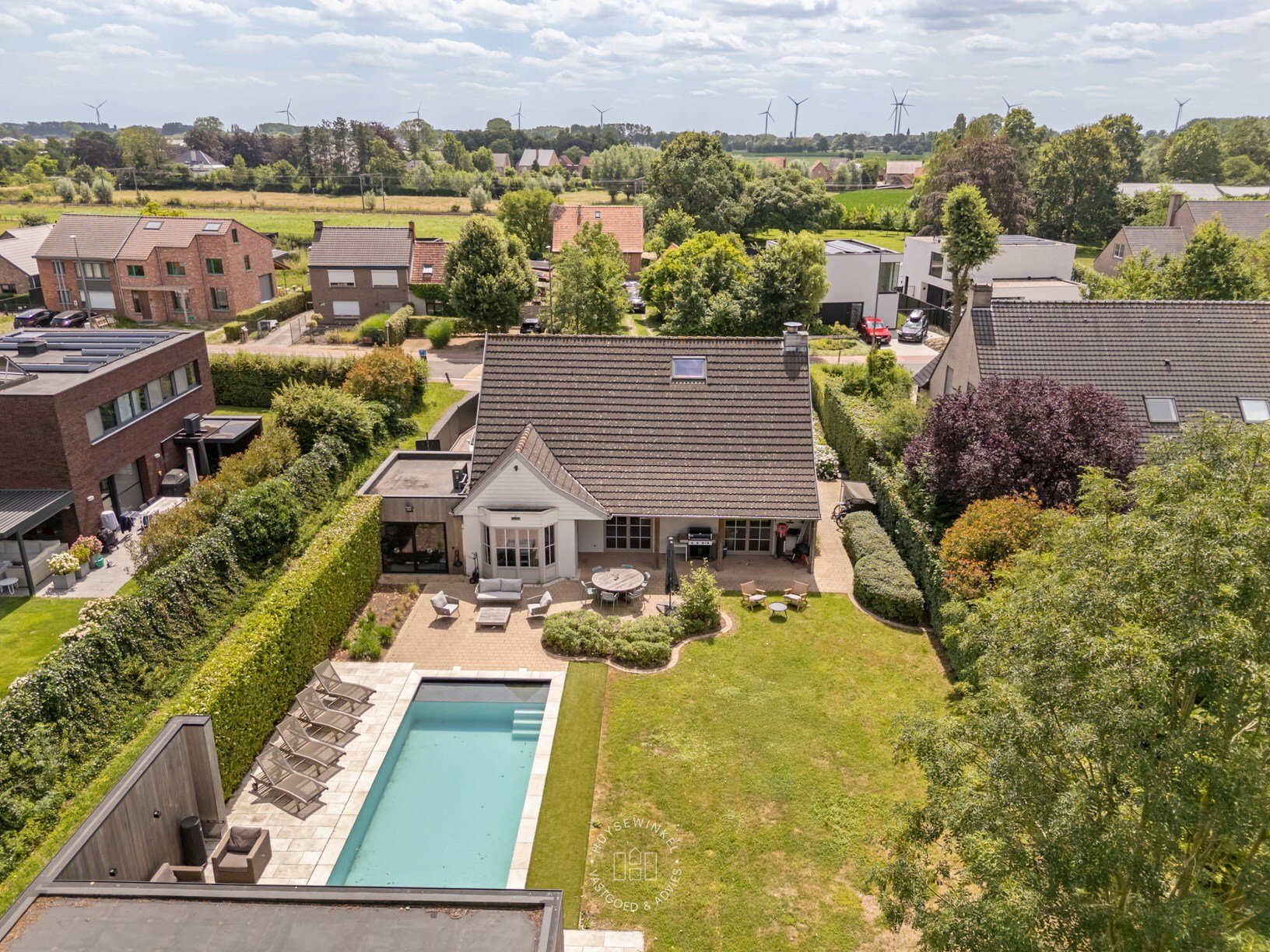 Trendy eigendom met zwembad en poolhouse