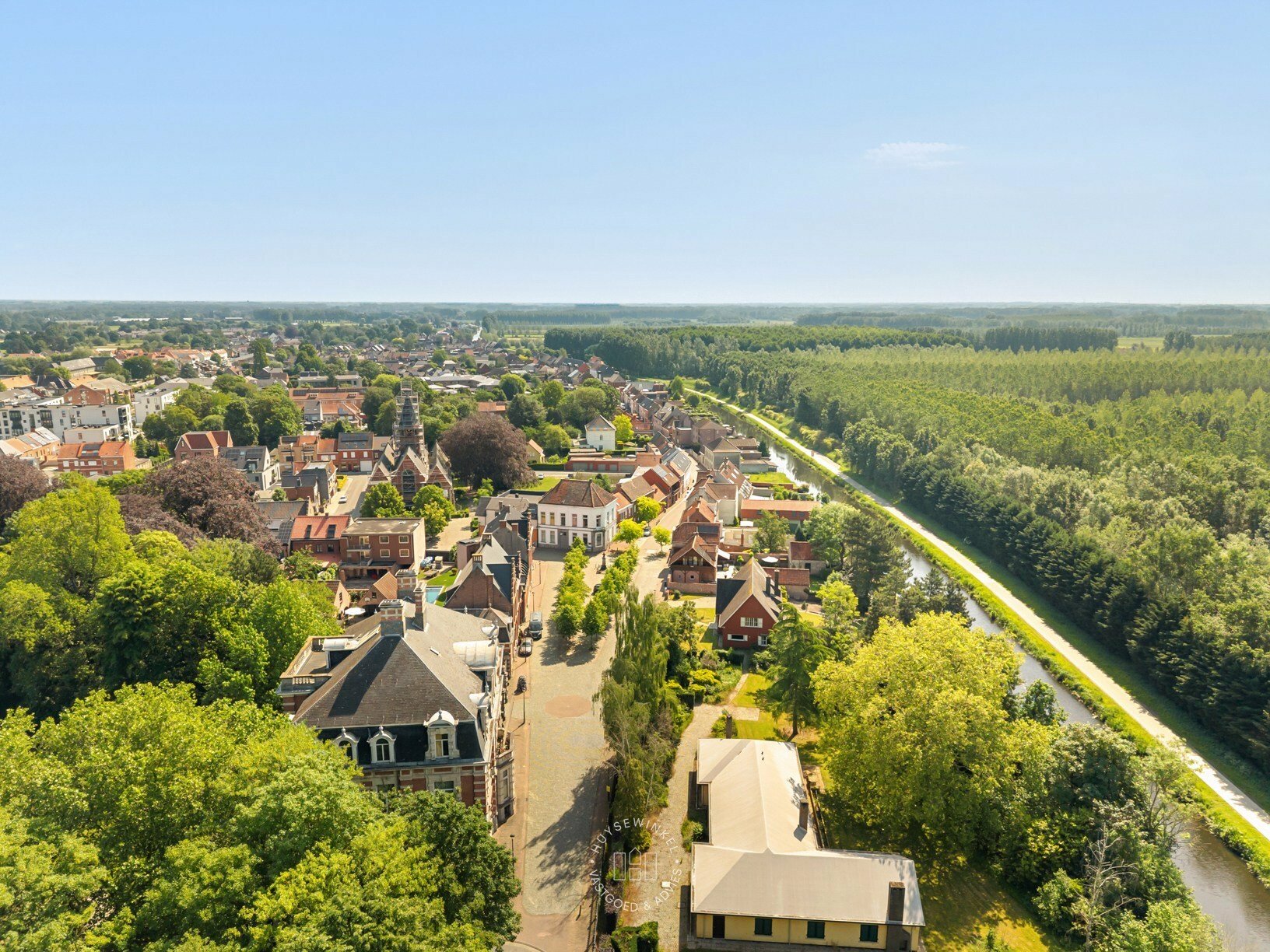 Voormalig gemeentehuis met uitzonderlijk potentieel in hartje Moerbeke