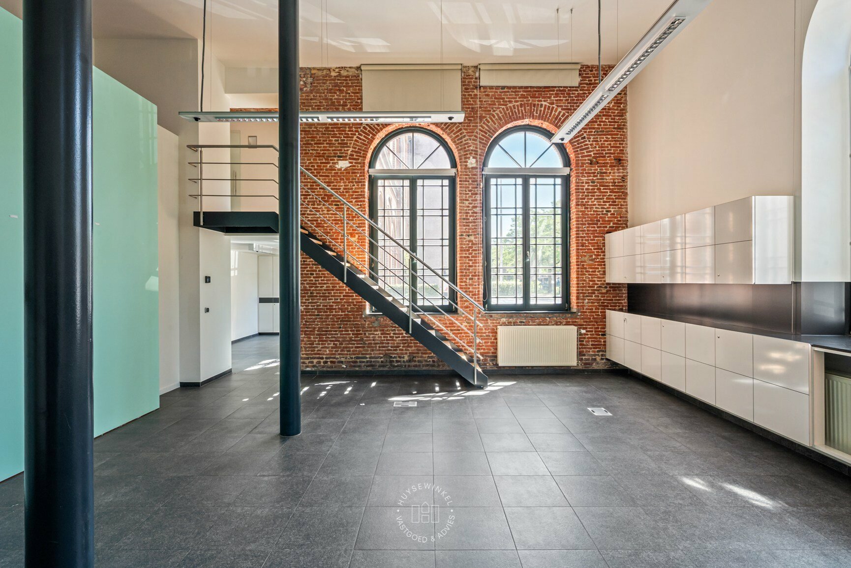 Moderne kantoorruimte in historisch erfgoedcomplex aan Ferdinand Lousbergskaai