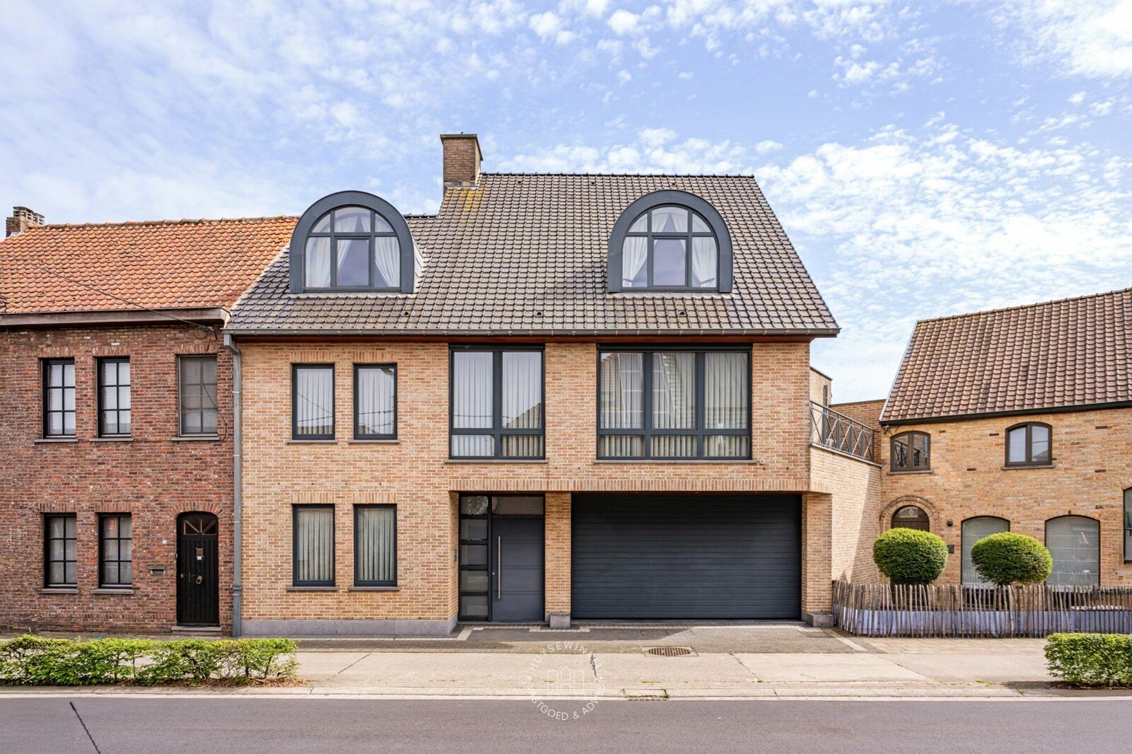 Huysewinkel | Veelzijdige woning met opslaggarage