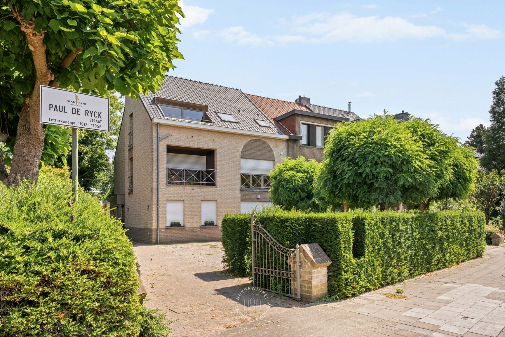 Lichtrijk duplex appartement met zonneterras nabij de Schelde