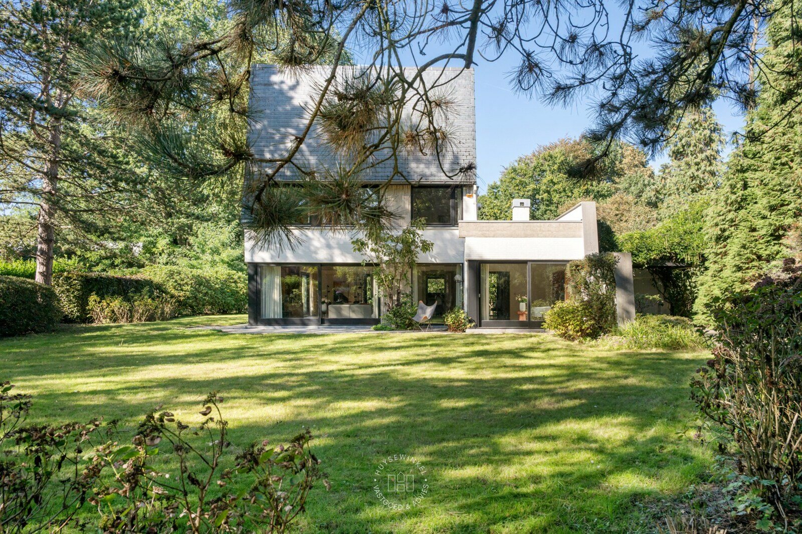Huysewinkel | Architecturale 70s woning gelegen op "De Heide"