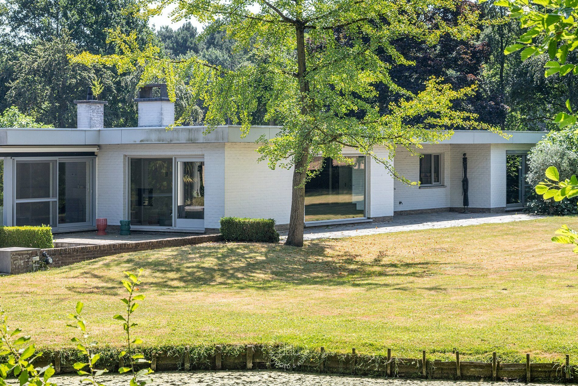Karaktervolle seventies villa met ruime tuin op toplocatie aan de Ganzeplas 