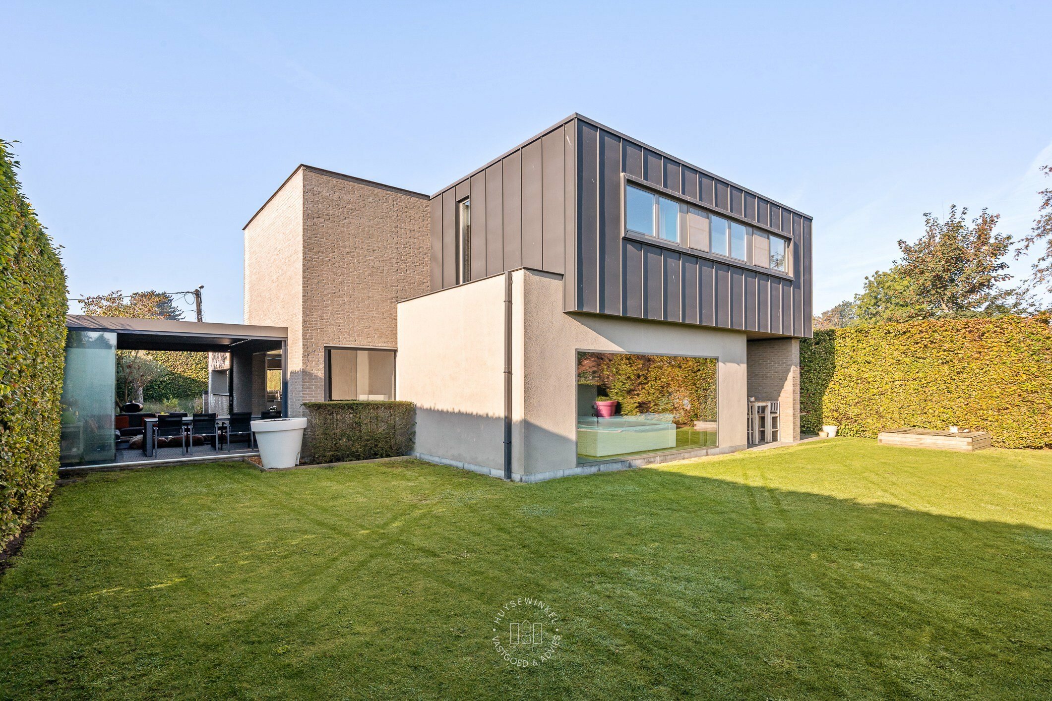 Trendy moderne villa met vijf slaapkamers