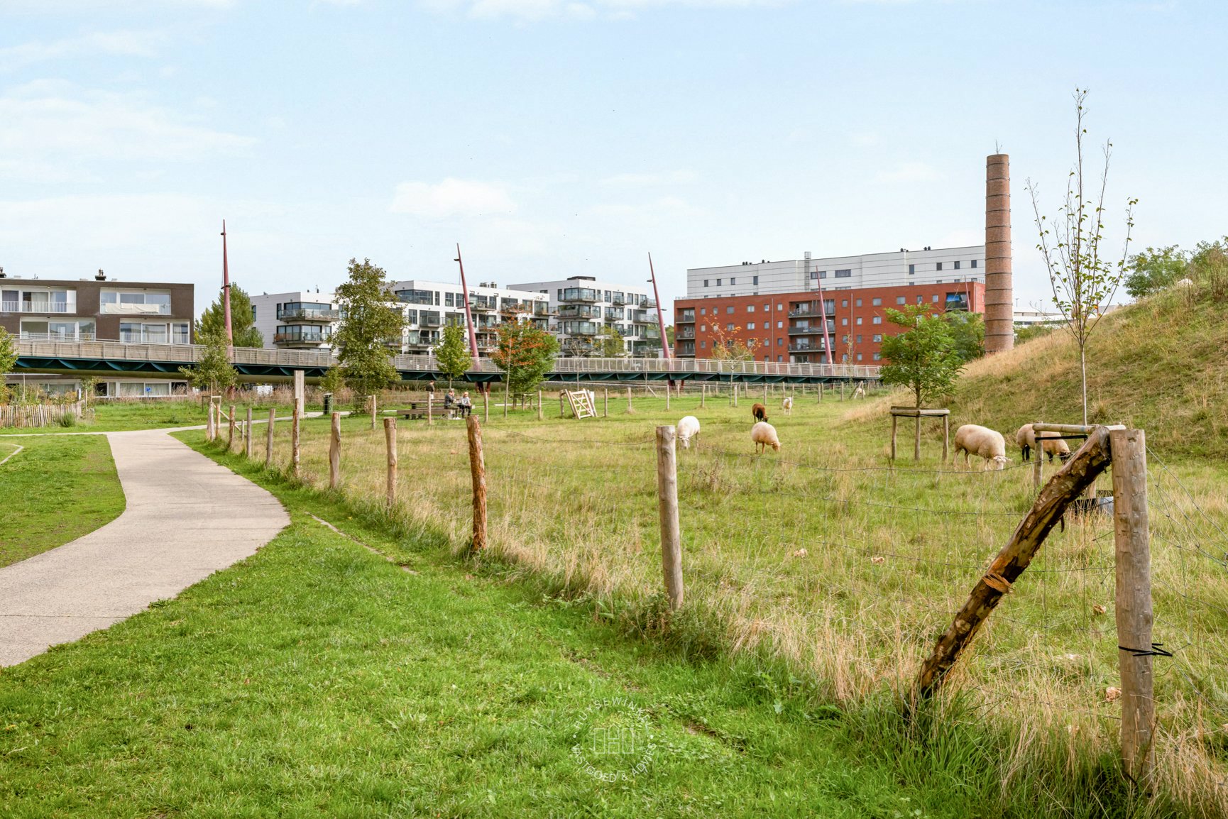 Lichtrijk hoekappartement met terras incl. 2 staanplaatsen 